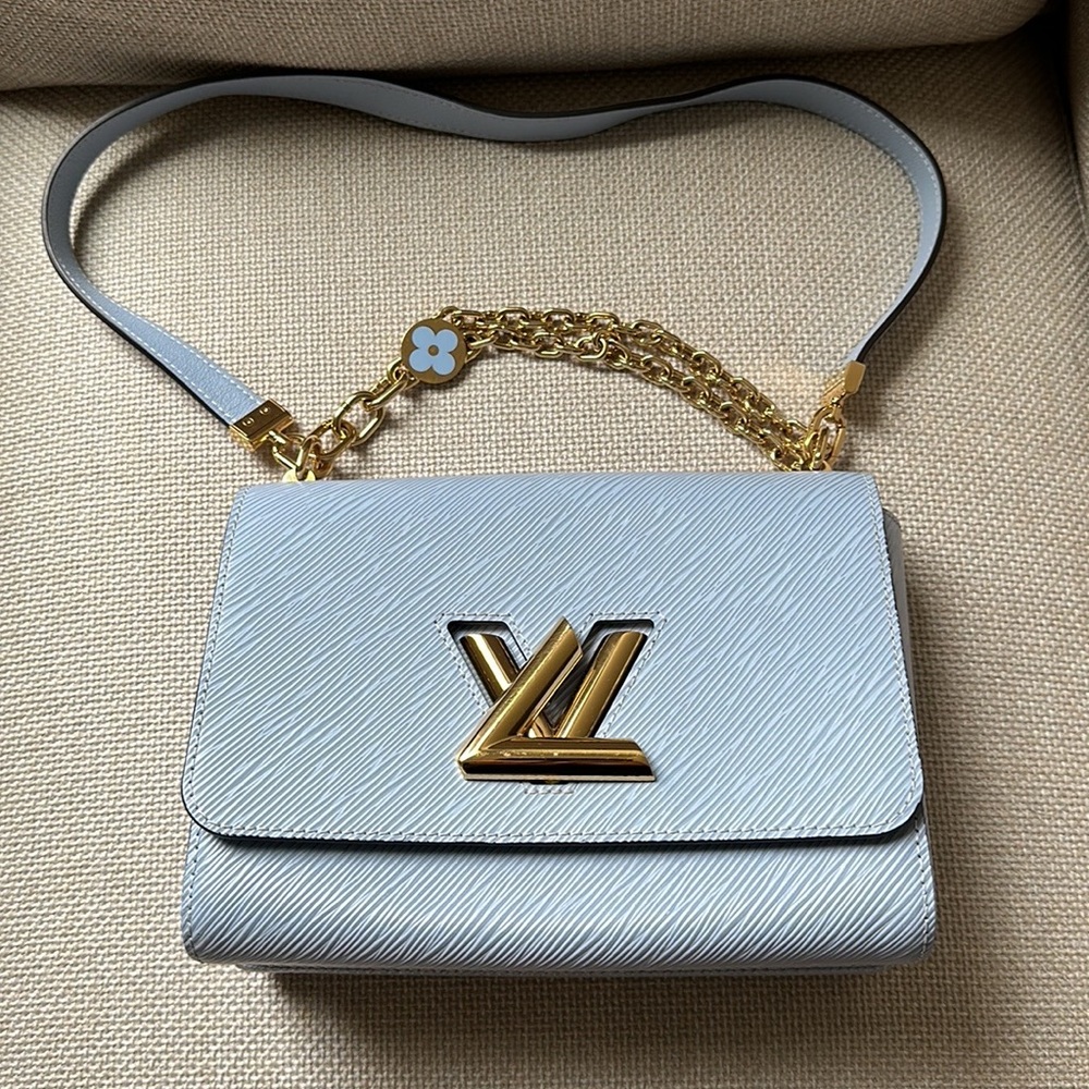 Louis Vuitton twist MM Blue epi leather. NEVER WORN!